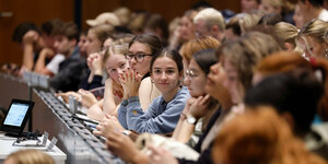 Student:innen sitzen im großen Hörsaal am Tag der Erstsemesterbegrüßung zum Wintersemester 2023/24 an der Uni Köln