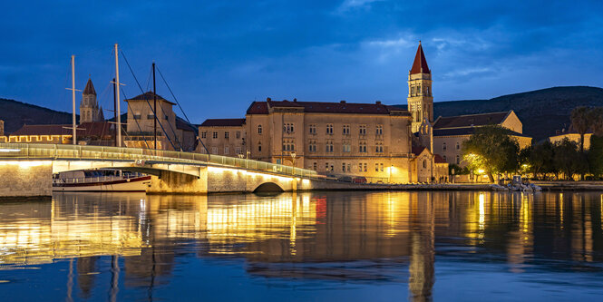 Sommerliche Abendstimmung in Trogir - am Rand die Brücke nach Ciovo