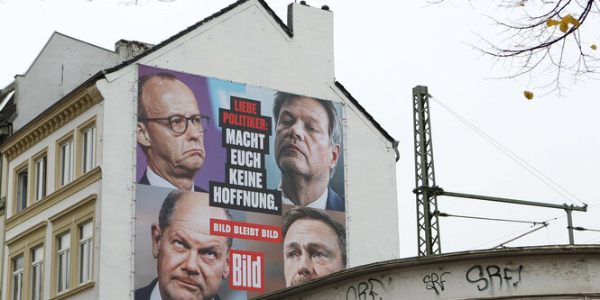 Bild Plakat mit Köpfen von Merz, Habeck, Scholz, Lindner