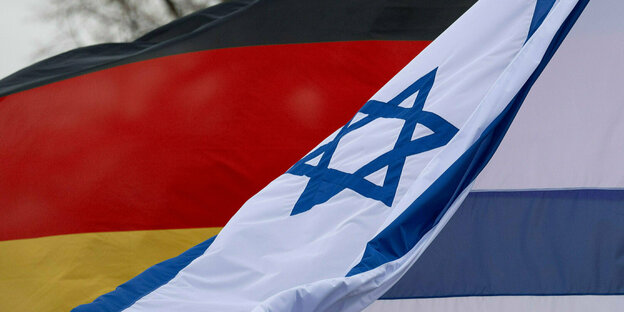 Die Flaggen von Deutschland und Israel wehen vor dem Sächsischen Landtag im Wind.