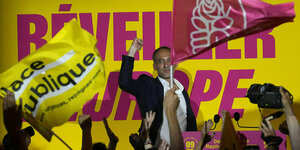 Der Spitzenkandidat der Sozialistischen Partei Frankreichs, Raphael Glucksmann, ballt die Faust, als er auf die Bühne des Hauptquartiers der Wahlnacht kommt.