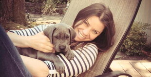 Brittany Maynard lachend mit ihrem Hund