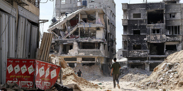 Ein Palästinenser geht am 2. Mai 2024 zwischen den Trümmern in Khan Yunis umher.