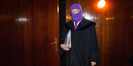 Mann in Gerichtskleidung mit Maske