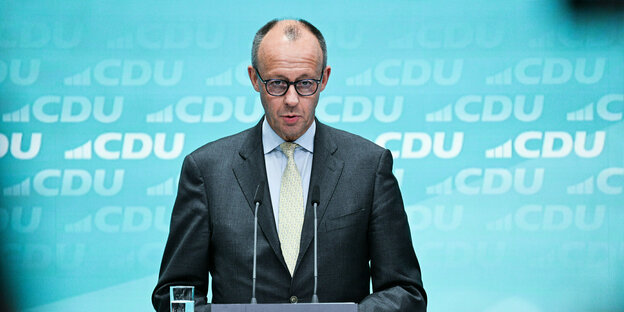 CDU-Vorsitzender Friedrich Merz bei einer Pressekonferenz .