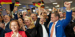 Alice Weidel und Tino Chrupalla, beide AfD-Bundesvorsitzende, jubeln bei einer Wahlparty.