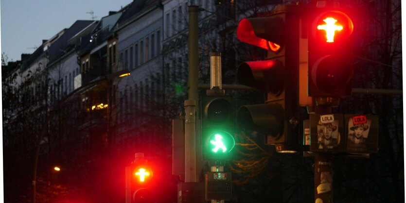 Rote und grüne Fußgängerampeln in der Dämmerung