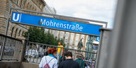 Das Eingangsschild der U-Bahnhaltestelle „Mohrenstraße“ in Berlin.