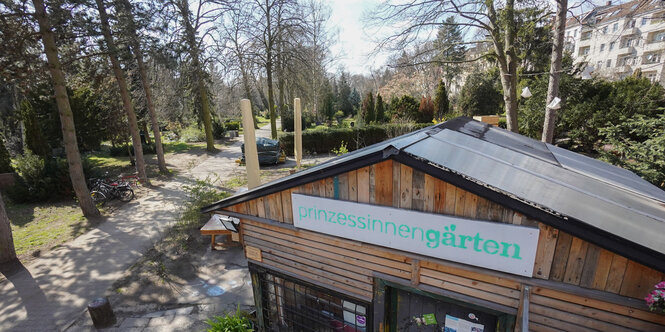 Hütte mit Schild "Prinzessinnengärten" auf Friedhof