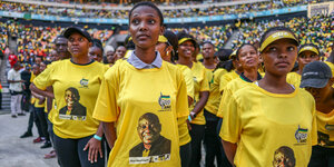Eine Jugendgruppe hört zu, als Präsident Cyril Ramaphosa während der letzten Kundgebung des Afrikanischen Nationalkongresses vor den nationalen Wahlen in Südafrika im FNB-Stadion in Soweto, Südafrika, am 25. Mai 2024 spricht.
