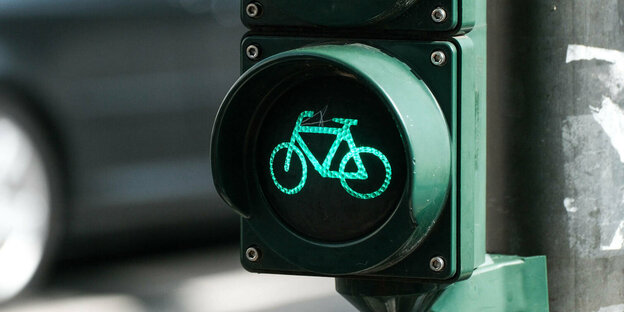 Eine Fahrradampel zeigt grünes Licht.