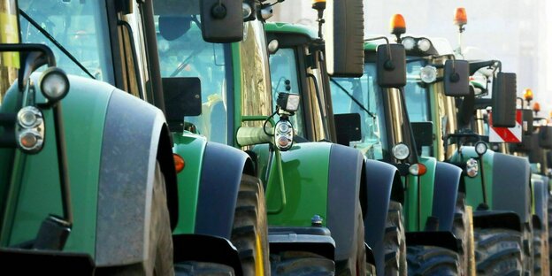 Traktoren auf der Straße des 17. Juni zu Beginn der Agrardemonstration - LAND schafft Verbindung - WIR rufen zu Tisch.