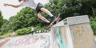 Skater auf Halfpipe mit Schriftzug "Fuck Putin"