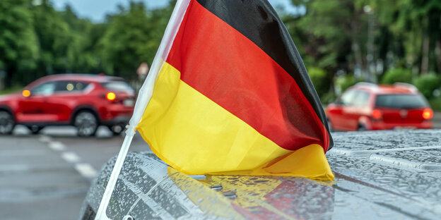 Deutsche Flagge auf einem Auto