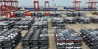 Am 9. Mai 2024 wird im internationalen Containerterminal des Taicang-Hafens in Suzhou, China, eine Charge von Fahrzeugen mit neuer Energie für den Export nach Übersee per Rahmentransport vorbereitet.