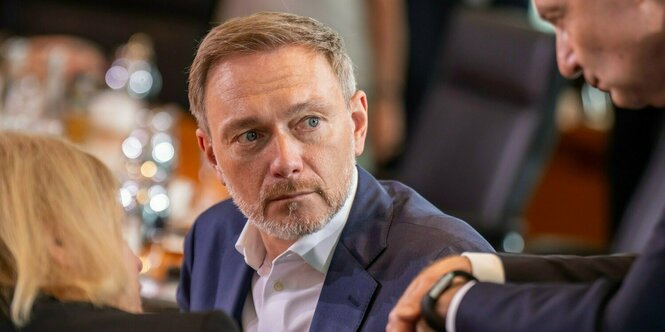 Christian Lindner (FDP), Bundesminister der Finanzen, wartet auf den Beginn der Sitzung des Bundeskabinetts im Kanzleramt.