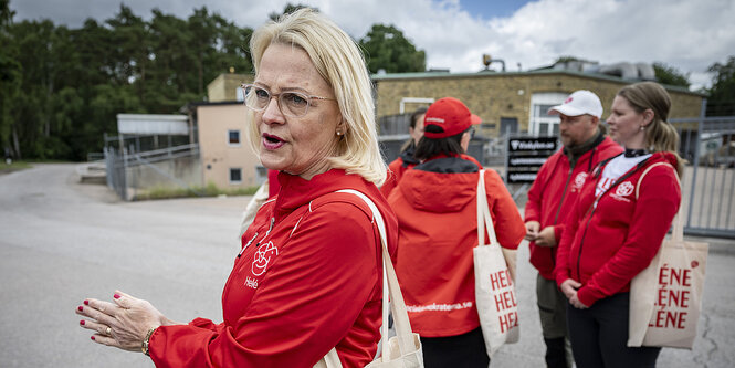 Die sozialdemokratische Kandidatin Heléne Fritzon wird interviewt, als sie am Sonntag in Ängelholm an die Türen klopft.