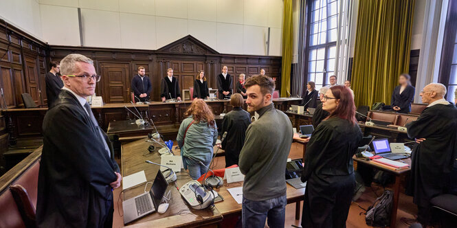 Angeklagte, Verteidiger und Schöffengericht im Saal