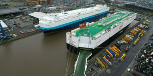 Der Autofrachter "BYD Explorer No.1" liegt mit 3000 Neuwagen an Bord in Bremerhaven im Auto-Terminal der BLG.