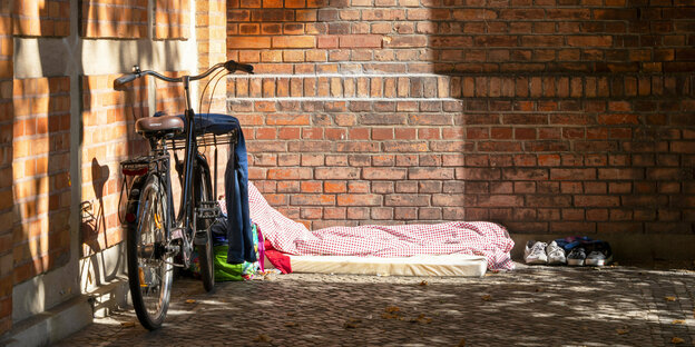Leeres Bett mit Fahrrad in einer Straßenecke