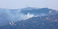 Rauch steigt inmitten der anhaltenden grenzüberschreitenden Feindseligkeiten zwischen der Hisbollah und den israelischen Streitkräften auf. Das Bild zeigt die Stadt Klayaa im Südlibanon am 12. Juni 2024.