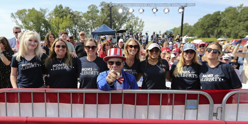 Frauen tragen T-shirts mit dem Aufdruck "Moms for Liberty"