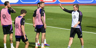 Bundestrainer Julian Nagelsmann gibt beim Training Anweisungen für seine Spieler.
