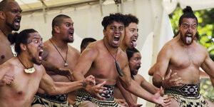 Maori, die den Haka tanzen