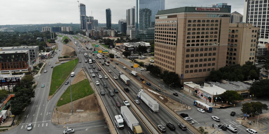 Skyline von Austin in Texas mit Autobahn