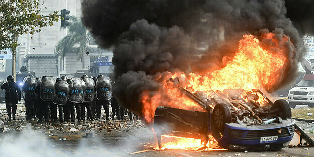 Ein Pkw brennt vor dem Kongress in Buenos Aires während eines Protests gegen das Reformvorhaben der ultraliberalen Regierung von Präsident Milei, das im Kongress debattiert wird.