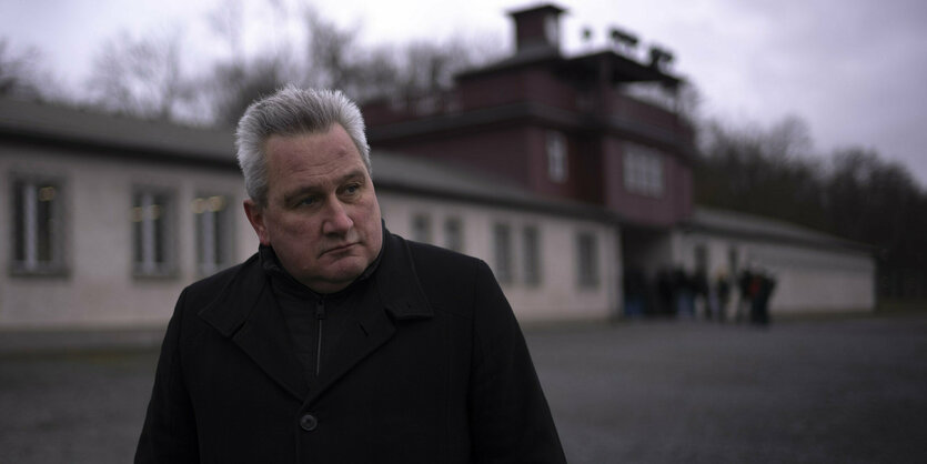 Der Leiter der Gedenkstätte Buchenwald, Jens-Christian Wagner, vor dem Haupttor des ehemaligen NS-Konzentrationslagers Buchenwald in Weimar, Deutschland, Mittwoch, 31. Januar 2024.