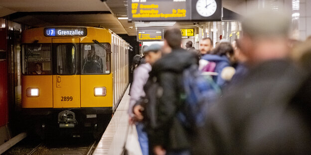 Das Bild zeigt den überfüllten U-Bahnhof Berliner Straße