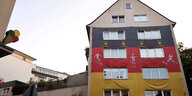 Ein Haus, das komplett mit Deutschlandflagge geschmückt ist