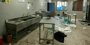 Blick in einen Raum des Krankenhauses: alles ist verwüstet und dreckig