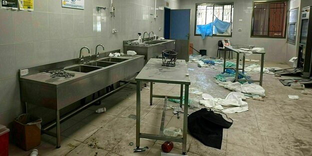 Blick in ein Zimmer des Krankenhauses: alles ist verwüstet und schmutzig