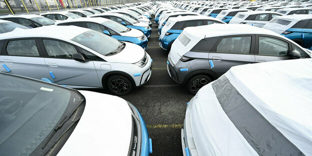 Auto an Auto parkt am Terminal in Bremerhaven, alle Autos tragen eine weiße Schutzhülle