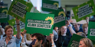 Das Foto zeigt Grüne mit Plakaten beim kleinen Parteitag in Potsdam am 1. Juni