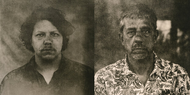 Porträtaufnahmen von Julian Knoth und Thomas Götz in Sepiafarben. Die beiden Musiker blicken in die Kamera. Knothh trägt ein dunkles Hemd. Götz trägt ein helles Hemd mit einem Pflanzen-Print