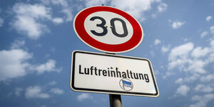 Ein Tempo 30 Schild an der Leipziger Straße in Berlin.