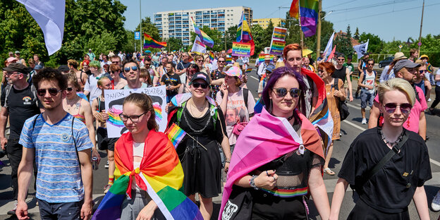 Viele Menschen auf einer Demo mit Regenbogenfahnen – ein Foto vom Marzahn Pride 2024