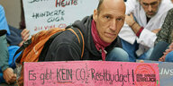 Klimaaktivist Wolfgang Metzeler-Kick, der zuvor an einem Hungerstreik im Invalidenpark teilgenommen hat, blockiert mit Sympathisanten den Straßenverkehr auf der Invalidenstraße.