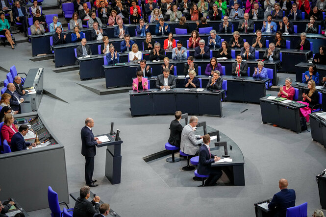 Blick auf die SPD-Fraktion im Bundestag, Kanzler Scholz am Rednerpult