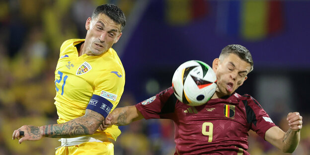 Rumäniens Nicolae Stanciu und Belgiens Leandro Trossard (r) kämpfen um den Ball