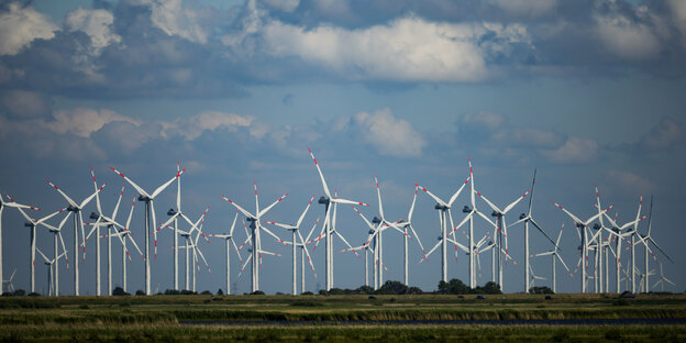 Windräder drehen sich in einem Windpark an der Nordsee.