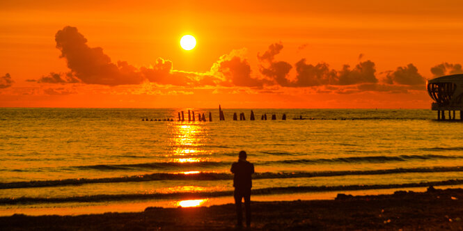 Eine Person im Sonnenuntergang