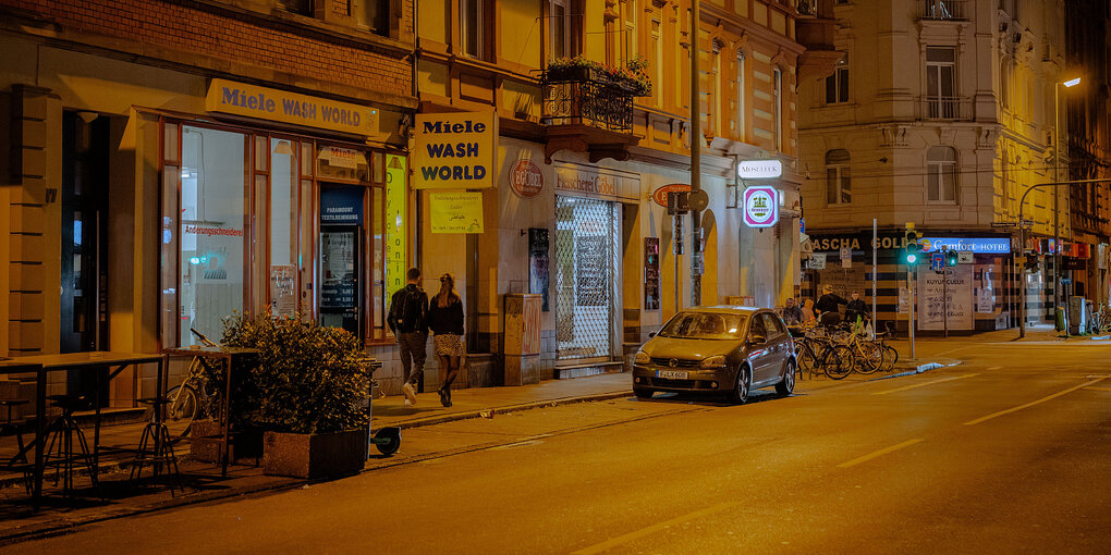 Ansicht einer Straße im Frankfurter Bahnhofsviertel, Blick auf einen Waschsalon