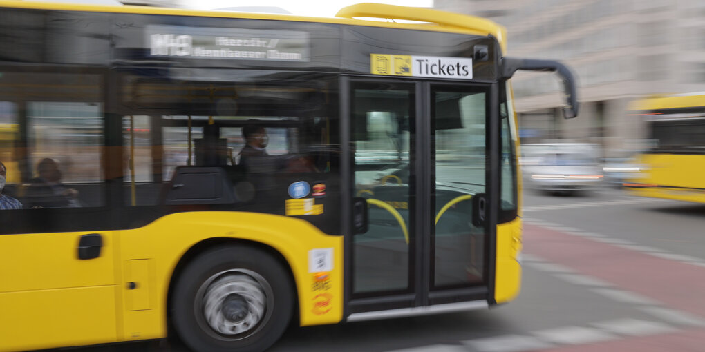 Ein BVG-Bus fährt am Zoologischen Garten vorbei.