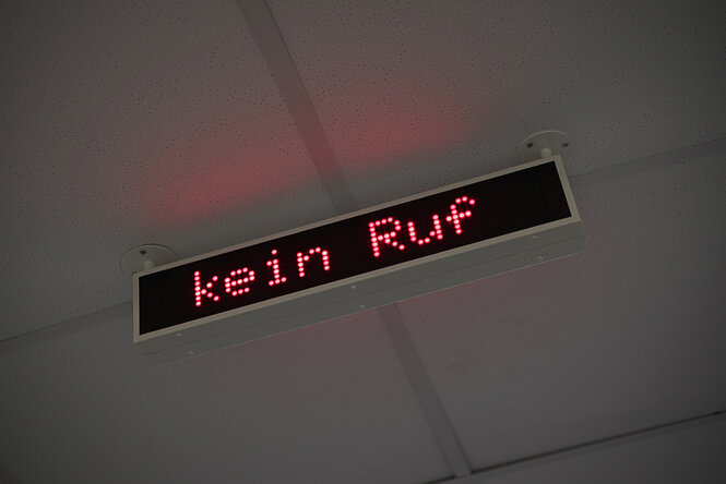 Leuchtschrift an der Decke verkündet "kein Ruf"