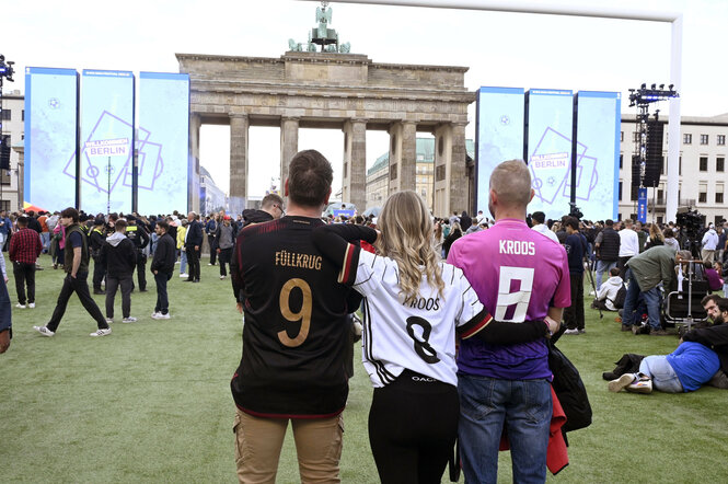 Fußballfans vor dem Brandenburger Tor.