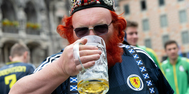 Ein schottischer Fans mit Bier.